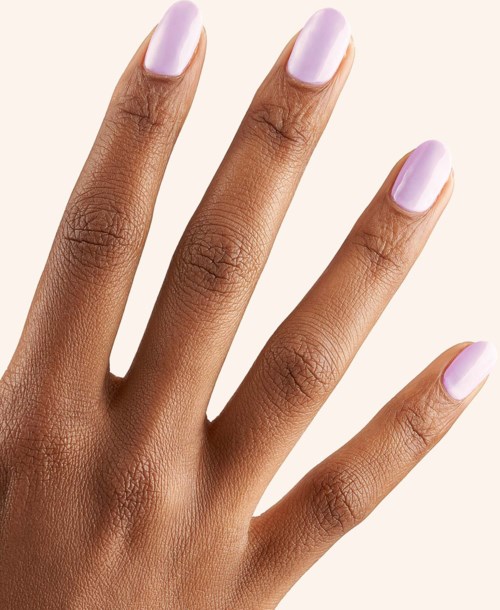 Fyra fingrar med ljusrosa nagellack på ljus bakgrund.