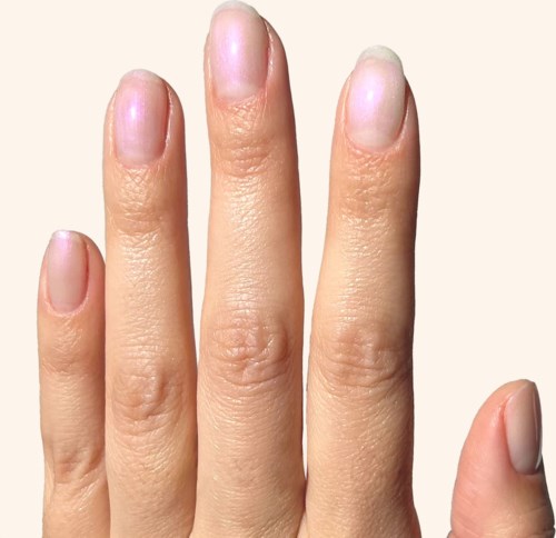 En närbild av en hand med rena, korta naglar och slät hud.