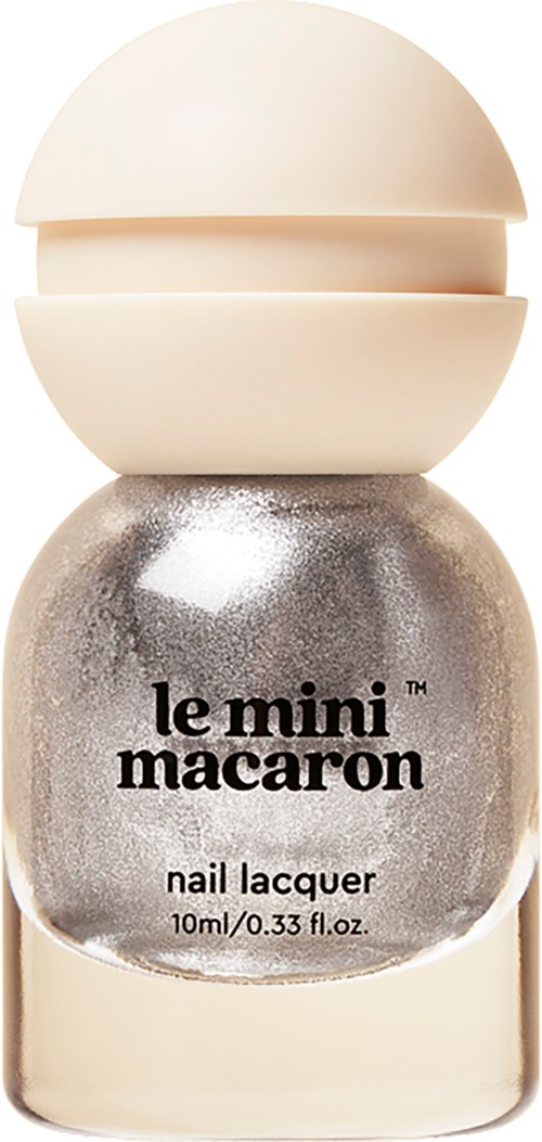 En liten flaska med grå nagellack märkt "le mini macaron" med en rund kapsel.