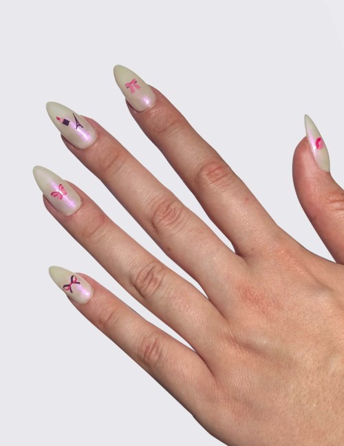 Nagellack med rosa och svarta mönster, inklusive rosetter, hjärtan och glittrar på långa, formade naglar.