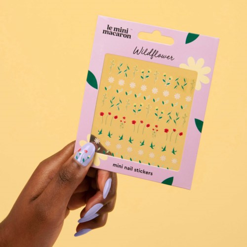 Klistermärkespaket med små, färgglada blomster på gult bakgrund, märkt 'Wildflower' och 'mini nail stickers'.