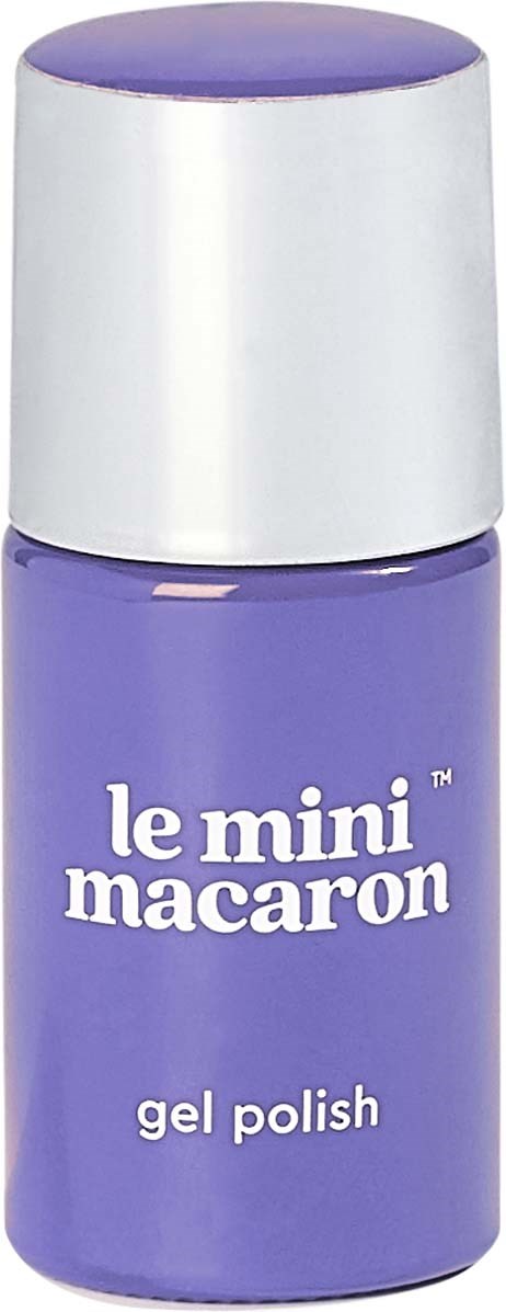 En liten lila flaska med gelnagellack och vit kork, texten 'le mini macaroon' står på den.
