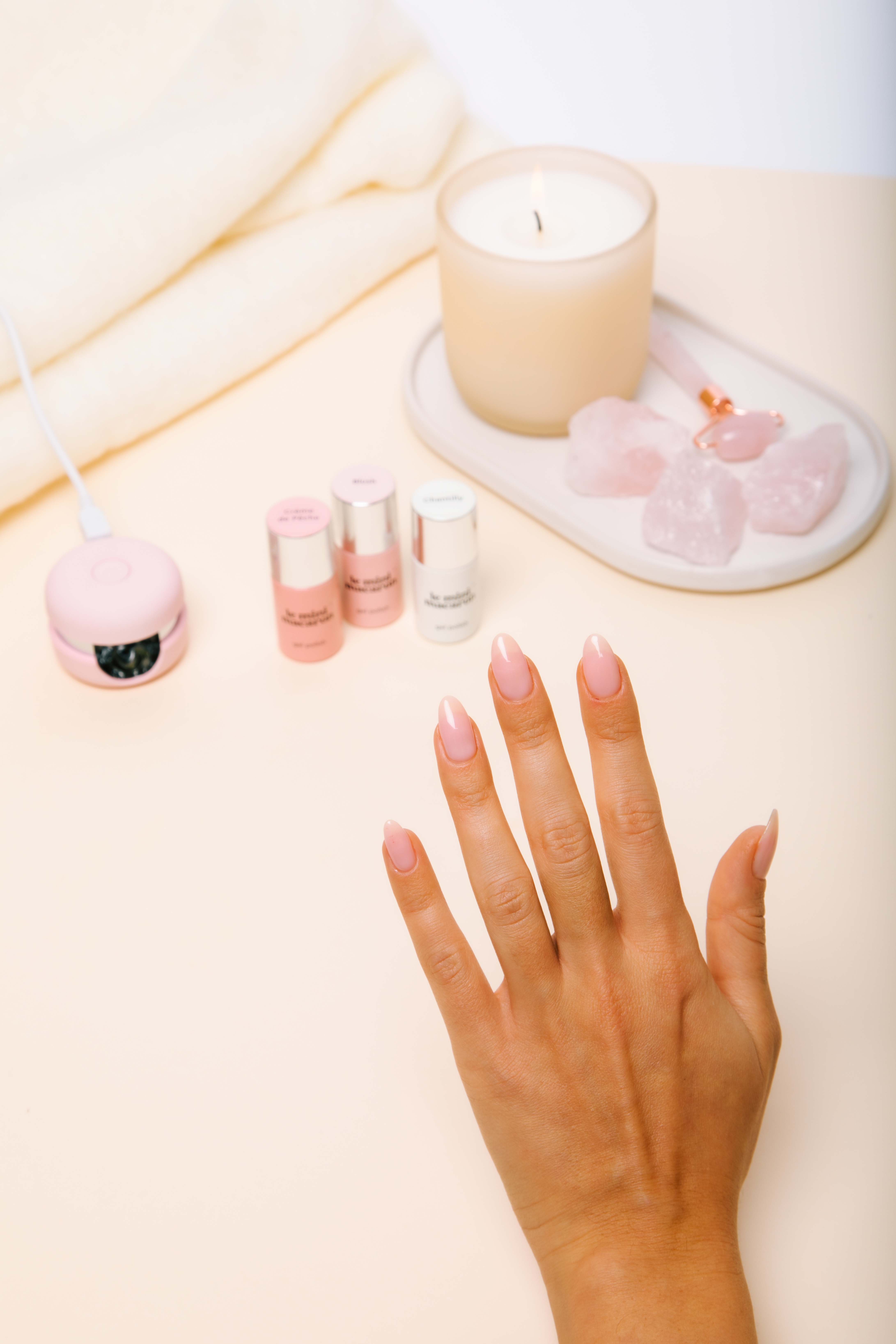 Le Mini Macaron GEL POLISH - BLUSH - Smalto - a sheer pale pink