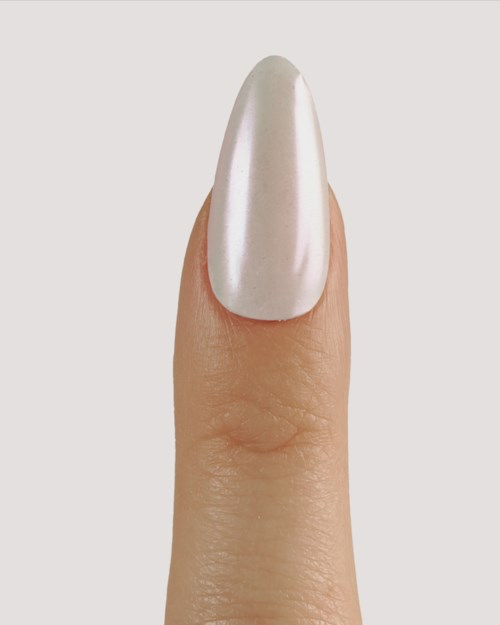 En nagel med glänsande, slät vit nagellack. Runtom är huden naturlig och ren.