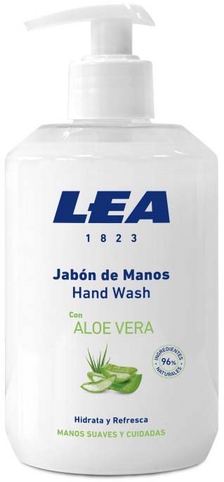 En vit handtvålflaska med blå och gröna text och aloe vera-bild, samt pump. Den beskriver handvård och uppfräschning.