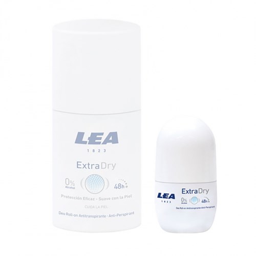 En hvit deodorantbeholder med merkevaren 'LEA' og 'Extra Dry' skrevet på, med en liten ballformet deodorant.