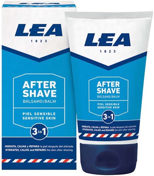 En blå och vit tub och box för aftershave, märkta för känslig hud, med en 3-i-1 formel.
