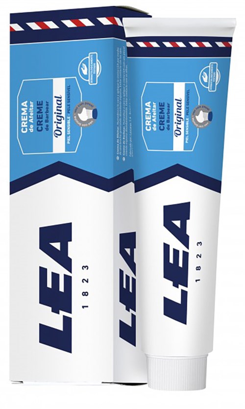 Een tube LEA scheercrème met blauwe en witte verpakking met logo en tekst. Twee vergelijkbare tubes erachter.