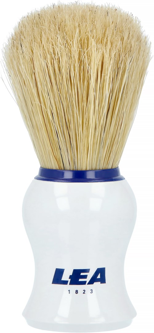 Scheerkwast met lichte haren en witte handgreep met LEA en een blauwe band.