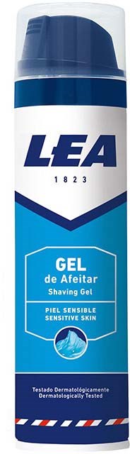 Een fles scheergel voor gevoelige huid, met blauwe en witte verpakking, ontworpen voor scheren.