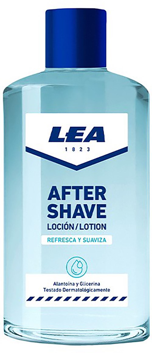 Een doorzichtige fles aftershave lotion met een blauwe dop, gelabeld 'LEA' en 'After Shave,' bedoeld om de huid te verfrissen en zachter te maken.