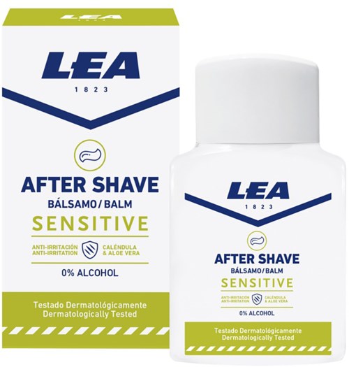 Een witte fles en doos van LEA Sensitive aftershave balsem, met blauwe en groene tekst, ontworpen voor een gevoelige huid.