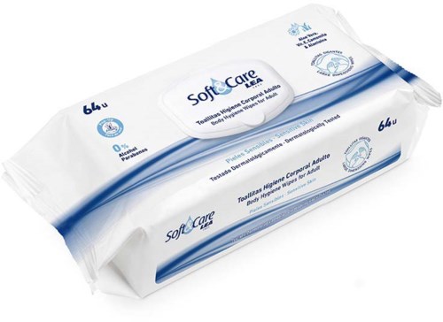 En förpackning med mjuka hygienservetter i blått och vitt, märkta för vuxenanvändning, visar att det finns 64 servetter i.