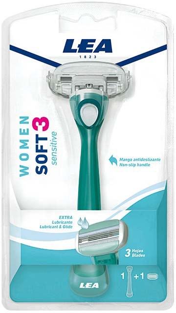 Maszynka do golenia w plastikowym opakowaniu, niebiesko-biała, oznaczona 'LEA' i 'WOMEN SOFT 3 sensitive' z trzema ostrzami.