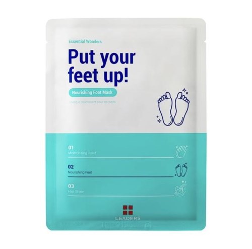 Ett vitt och blått förpackning med etiketten "Put your feet up!" innehåller en närande fotmask. Den visar fötter och instruktioner.