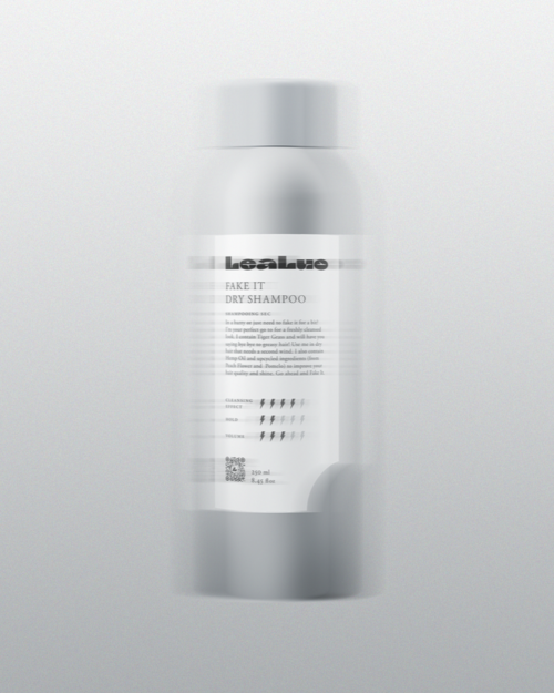 Eine weiße Flasche mit Fake Trockenshampoo, Text auf dem Etikett ist unscharf.