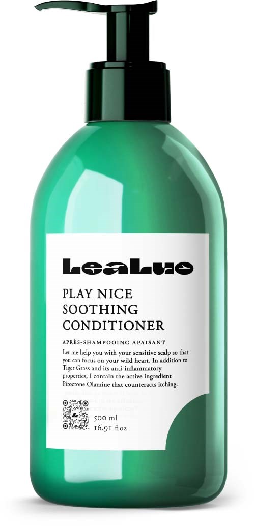 En grön flaska med pump, märkt 'Leluo Play Nice Soothing Conditioner,' innehåller 500 ml hårbalsam.
