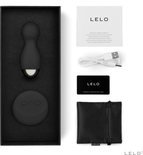 Ein schwarzes Gerät mit runder Form, Ladezubehör, eine Registrierungskarte, ein USB-Kabel und eine Aufbewahrungstasche.