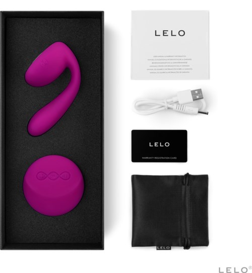 En lila massageleksak, ett runt fjärrkontroll, registreringskort, USB-kabel, tygpåse och instruktionspapper finns.