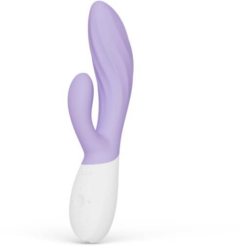 En lavendelfärgad silikonvibrator med en kurvig form och en vit handtagbas.