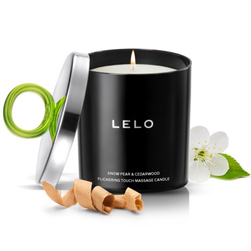 Et sort stearinlys med flamme mærket 'LELO', omgivet af en blomst, kanelstænger og en grøn ring.