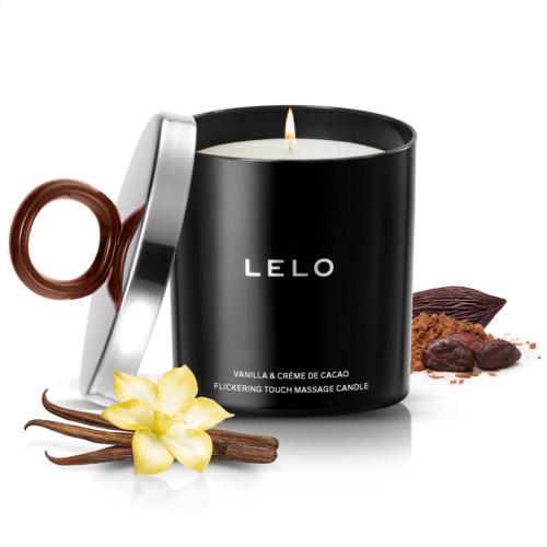 Et sort duftlys mærket 'LELO' omgivet af vanilje, kakao og krydderier med en tændt flamme.