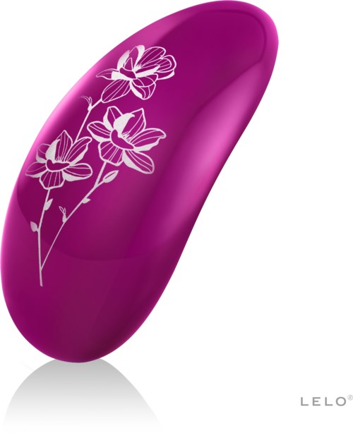 Ett lila föremål med vita blommönster, slät och krokig, verkar vara ett personligt vårdprodukt som en rakhyvel.