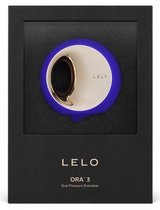 Ein schwarzes Gerät mit einem runden Regler, blauer Ring und goldener Griff, mit der Aufschrift 'LELO ORA 3' für orales Lustsims.