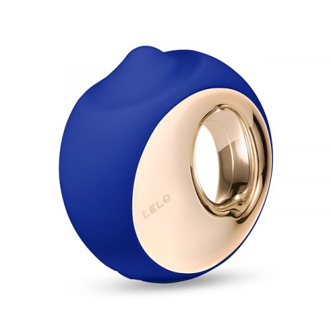 Ein runder blauer Lautsprecher mit goldfarbenem Zentrum und einem kleinen Silberring. Das Markenlogo LELO ist sichtbar.
