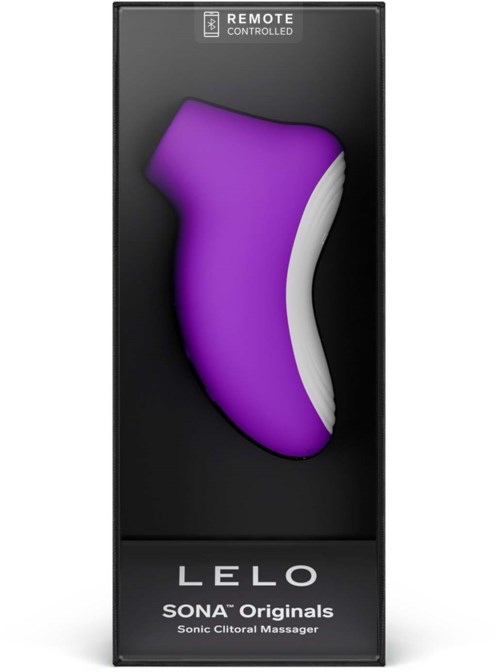 Violetti ja valkoinen kaareva laite laatikossa, jossa lukee LELO SONA Originals, soninen klitorismassageri, kaukosäätimellä.