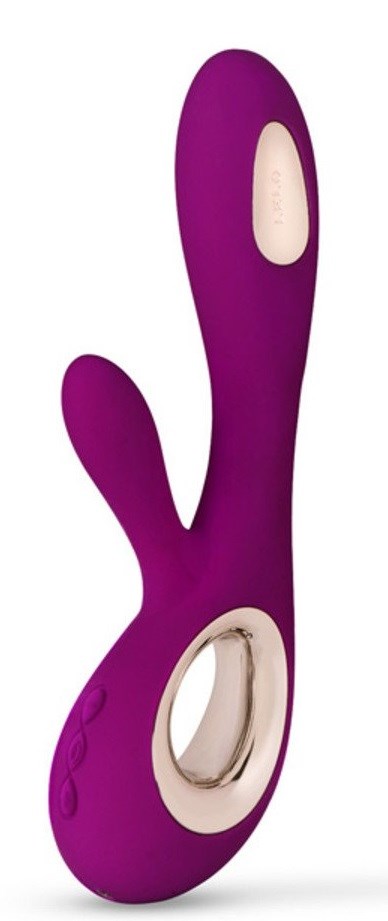 Ein lila Vibrator mit Tasten, gebogener Form, Hasenohren-Design und Metallteil.