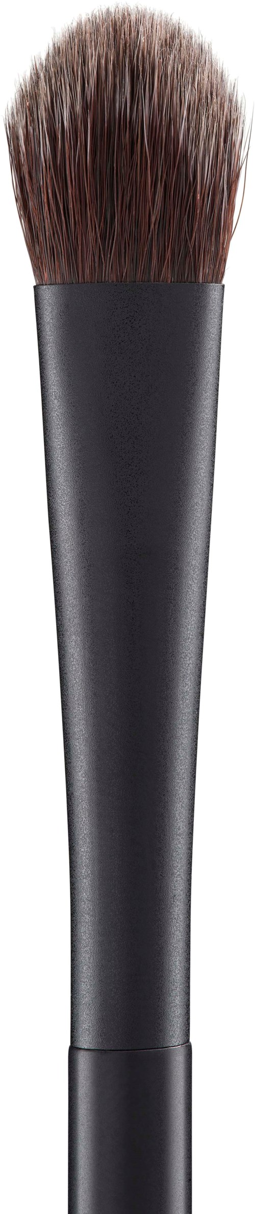 Ein Make-up-Pinsel mit schwarzem Griff und braunen Borsten. Der Pinsel steht aufrecht vor weißem Hintergrund.