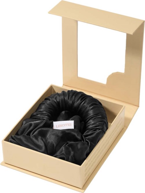 Ein schwarzer Satin-Geschenkset in einer beige Kiste mit offenem Deckel, sieht elegant aus.