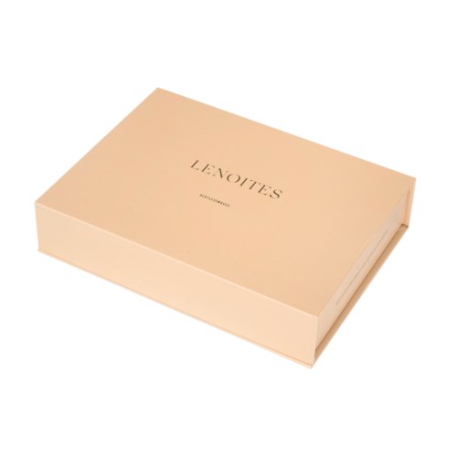 Ein beiger Karton mit den Worten "LE NOITES" darauf, sieht aus wie Verpackung oder Geschenkbox.