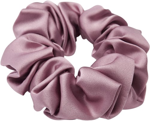 En lyserød satin scrunchie med en samlet, rynket udseende. Den bruges til at tie hår.