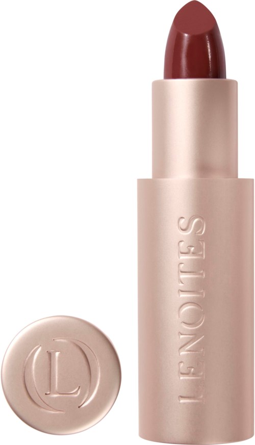 Läppstift med beige skal och brunt-rött färg. Skalets text är 'LIONESSE'.