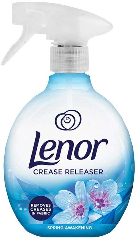 En sprayflaska märkt Lenor Crease Release med blommor och blå design, som påstår sig ta bort veck och främja vårkänsla.