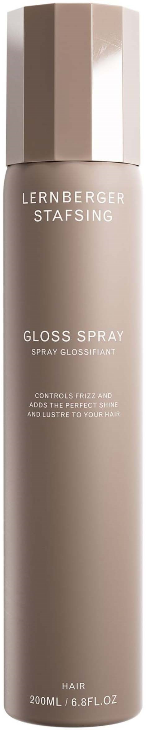 Een lange, beige sprayfles met dop, gelabeld 'LERNBERGER STAFSING GLOSS SPRAY' voor haar.