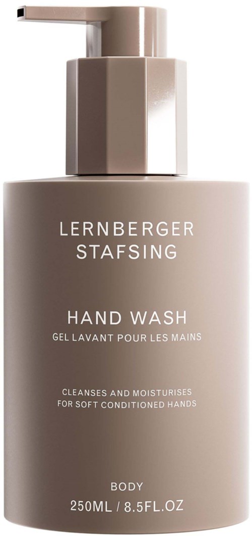 Beige pompflacon met label 'Lernberger Stafsing Hand Wash' voor het reinigen en hydrateren van handen, 250 ml.