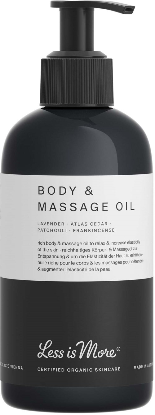 En svart flaske med pumpe, merket 'Body & Massage Oil,' inneholder lavendel, sedertre, patchouli og frankincense.