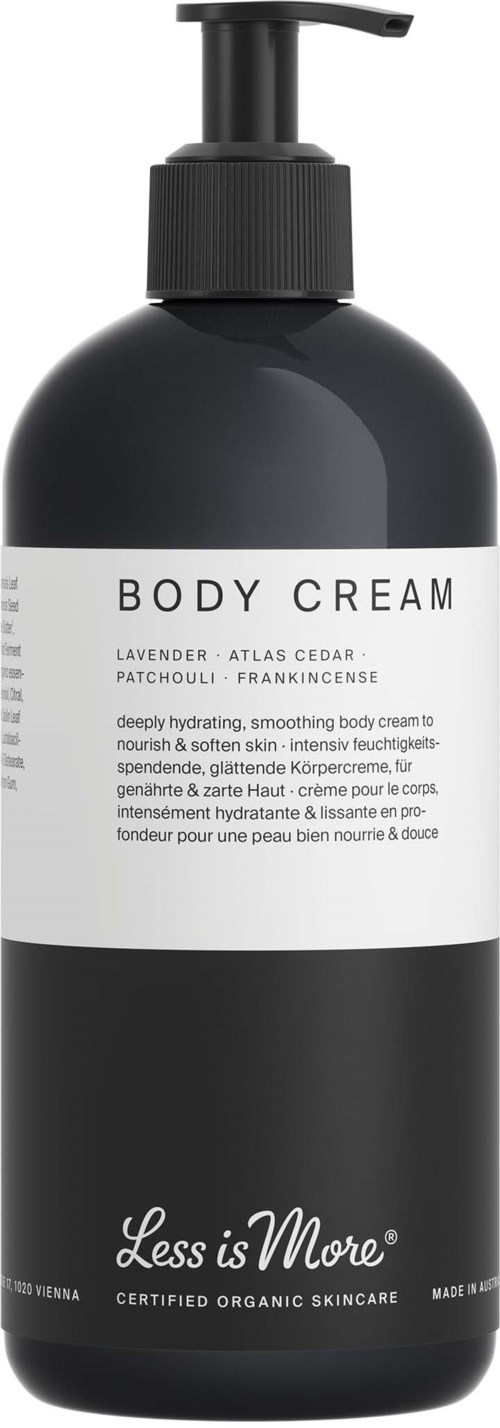 En sort kropscremeflaske med pumpe, mærket 'Less is More' og naturlige dufte som lavendel og frankinsence.