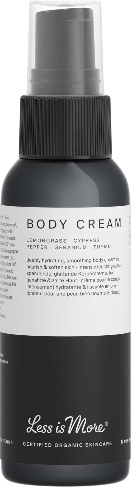 En sort-hvid bodycremeflaske med sprayhoved og etikette med ingredienser som citrontimian og timian.