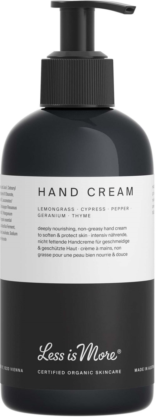 En svart flaske med pumpe, merket 'Hand Cream' og 'Less is More,' med vekt på økologisk hudpleie.