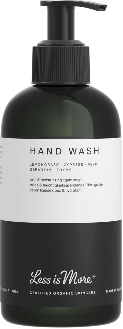 Svart håndvaskflaske med hvit etikett som sier "Hand Wash" og ingredienser som sitron, cypress, pepper, geranium, timian.