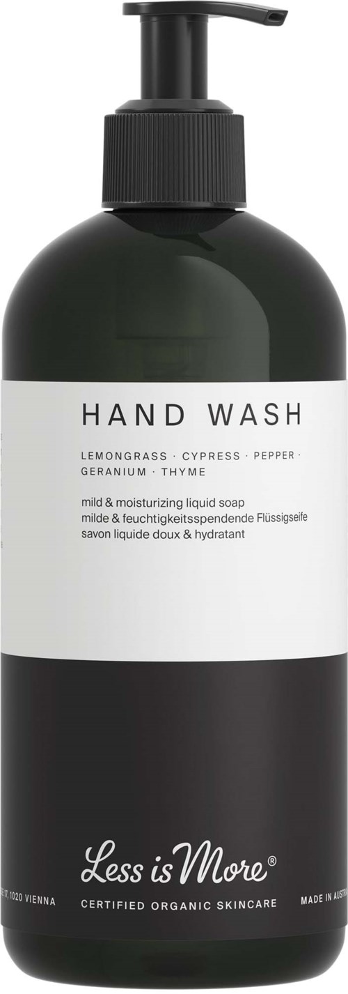 En svart og hvit pumpeflaske merket 'Hand Wash' med ingredienser som sitrongress, kipres og pepper for håndvask.