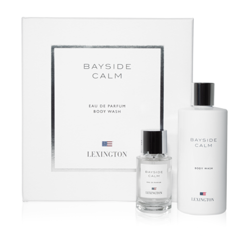 Två vita flaskor, en stor och en liten, med svarta lock, märkta 'Bayside Calm' och 'Body Wash'.