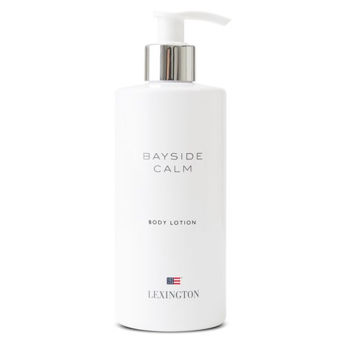 En vit flaska med pump märkning 'BAYSIDE CALM BODY LOTION' av LEXINGTON.