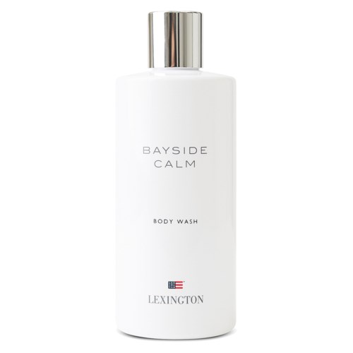 En vit flaska märkt 'Bayside Calm Body Wash' med silverlock och Lexington-loggan längst ner.