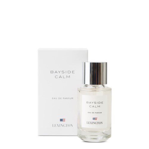 En parfyllförpackning och box märkt 'Bayside Calm' av Lexington med silverlock och klart vätska inuti.
