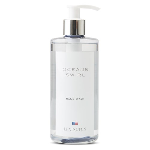 En tydlig handspritflaska med pump, märkt 'Oceans Swirl,' och en liten amerikansk flagga, tillverkad av Lexington.